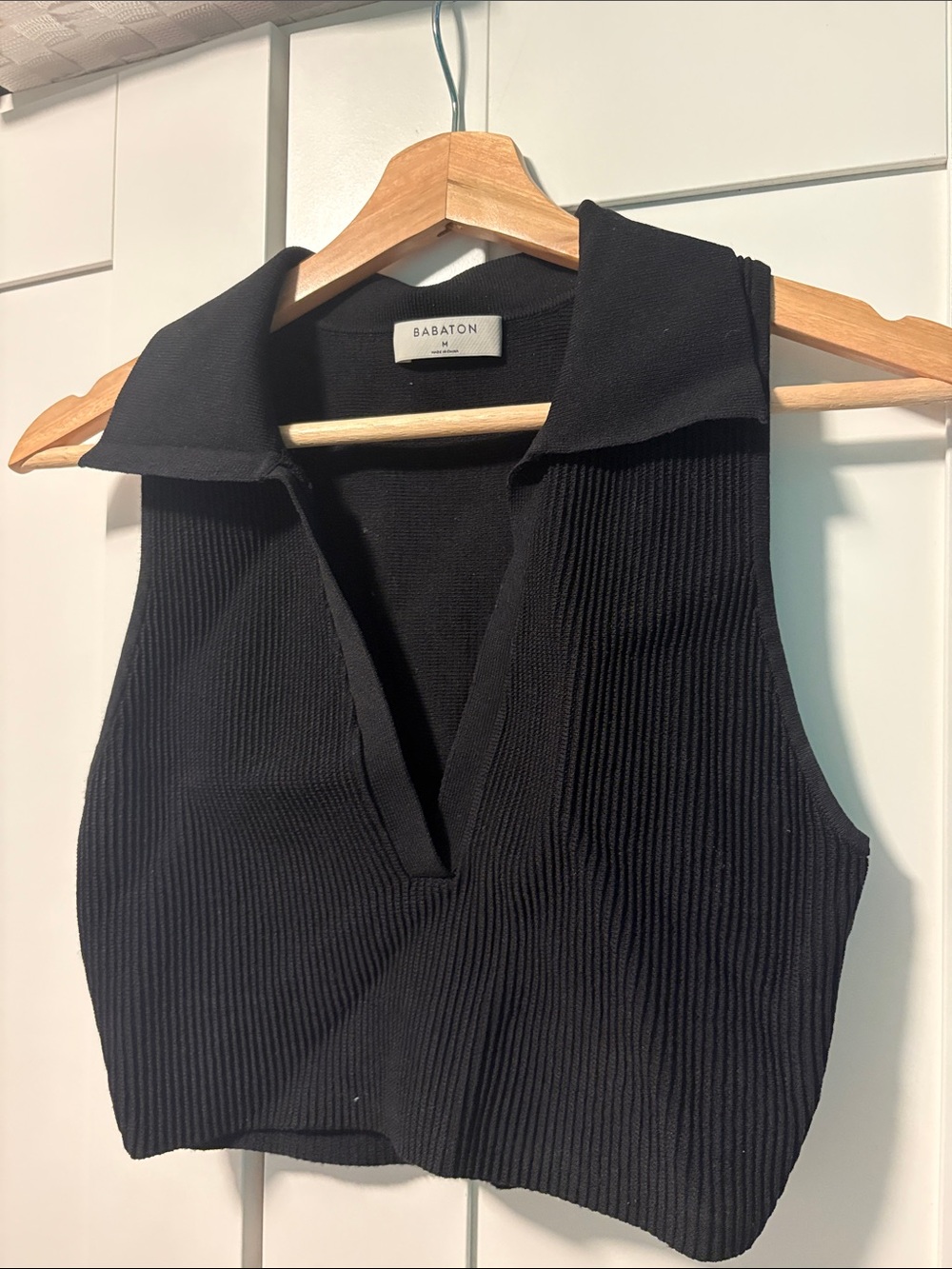 Babaton Black Ribbed Collared V-Neck Crop Tank
